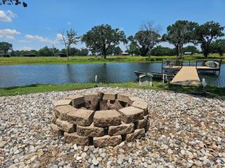 Lakefront w Fire Pit, Lake Fun, and Horse Feeding - Emory - 9