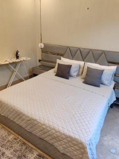 Spacious Luxury Apt 2 BHK F11 Islamabad Wi-Fi and LED TV - Islamabad - 2