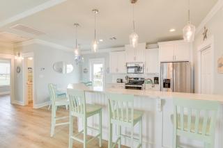 Hot Tub, Beach Access! Bay-View Gilchrist Retreat - 1