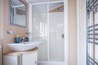 3 Manor Lodge - 2 Bedroom Lodge - Pendine - 3