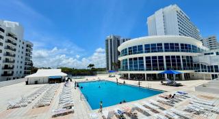 SeaStays-Oceanside Apartments - Miami Beach - 4