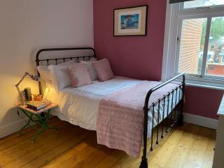 Large 4 Bedroom Family home in centre Winchester - 3