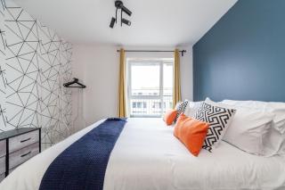 Top-Rated Family Penthouse - King Size Bed & Free Parking - Romford - 8