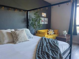 Iconic Nike Studio & Romantic Canopy Glow - 3