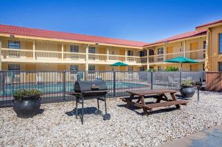 Super 8 by Wyndham Eagle Pass - Eagle Pass - 4