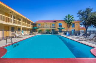 Super 8 by Wyndham Eagle Pass - Eagle Pass - 6