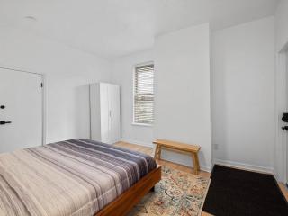 Shadyside, Central !1 Spacious & Modern 1 Bedroom with Parking - 7
