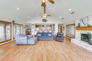 Log Cabin Home with Dock on Cedar Creek Reservoir! - Malakoff - 6