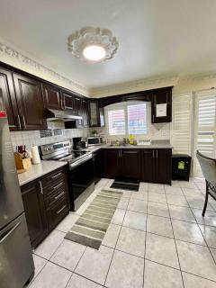 R2 Private Room Near Airport - Mississauga - 1