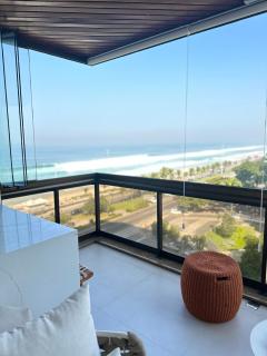 Lindo apto no melhor lugar da Barra da Tijuca! Com uma vista de tirar o fôlego, frente para o mar! Totalmente equipado e decorado ao lado dos melhores hotéis e quiosques da Barra! Portaria 24h, piscina, sauna, Jacuzzi, academia, garagem, Wi-Fi, lavanderia - Río de Janeiro - 9