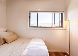 Coastlight - Modern Beachside Studio in Woonona - 9