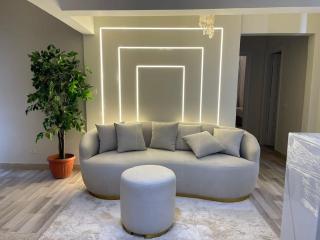 Urban Stay Luxury 2Br Apartment near Zamalek Cairo شقه جديده مفروشه في المهندسين - 5