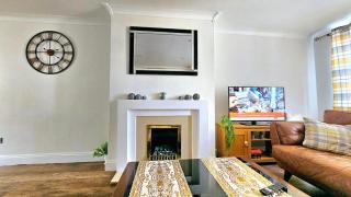 Cosy and spacious Home -Free parking, Free WiFi- sleeps 5 by FINNA Properties Ltd - Rainham - 3