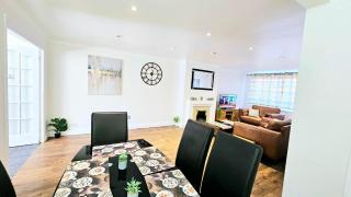 Cosy and spacious Home -Free parking, Free WiFi- sleeps 5 by FINNA Properties Ltd - Rainham - 4