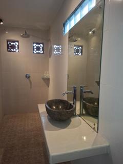 Evan House Homestay with Kitchens and Private Balconies - Ubud - 2