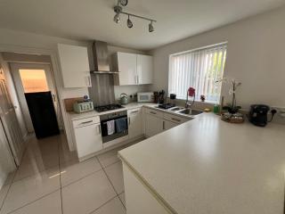 Spacious Modern 4BD House - Hull - 8
