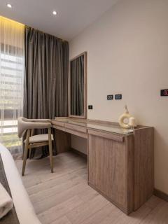 Luxurious Ground-Floor Oasis - 8