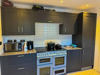 Room in a house share - Kingsized room 25 min away from Central London - Surbiton - 4