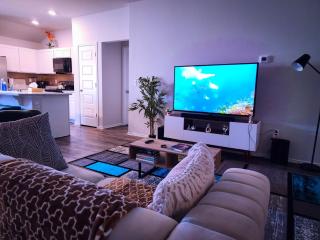 Cozy Room In Modern & Serene Home near Hospitals & Attractions - 0