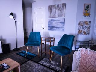 Cozy Room In Modern & Serene Home near Hospitals & Attractions - 7