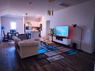 Cozy Room In Modern & Serene Home near Hospitals & Attractions - 5