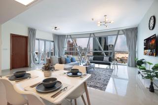 DIFC Luxury 1-Bed Apt with Stunning City Views - Dubai - 0