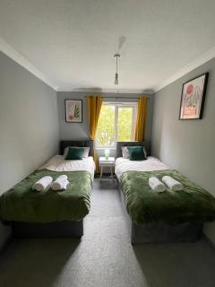 Lovely 2 bed apartment in town centre with breakfast included - Bedford - 7
