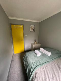 Lovely 2 bed apartment in town centre with breakfast included - Bedford - 4