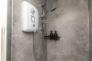 Dove Court Travel Lodge 2 - First Floor Ensuite - Bristol - 4