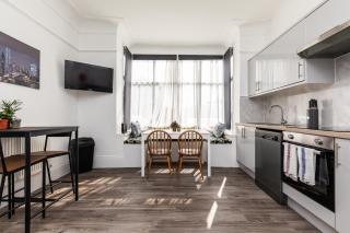 Dove Court Travel Lodge 3 - First Floor Ensuite - Bristol - 3
