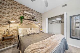 Spacious 3BR2BA w Pool Gym Near Airport #4 - 4