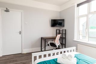 Dove Court Travel Lodge 5 - First Floor Ensuite - Bristol - 8