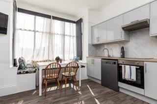 Dove Court Travel Lodge 5 - First Floor Ensuite - Bristol - 2