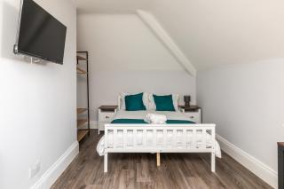 Dove Court Travel Lodge 6 - Top Floor Double Bedroom - 9