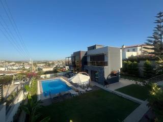 Çeşme Dalyan'da, Triplex Müstakil, Havuzlu Villa - Sakızlı Sitesi - 1