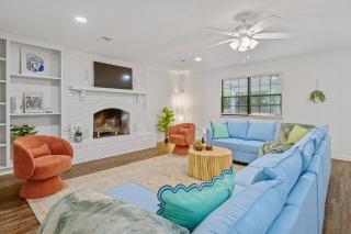 Tally's Sapphire Sleeps12 near FSU, Capitol, Golf Club with Game Room, Projector and Patio - Tallahassee - 0