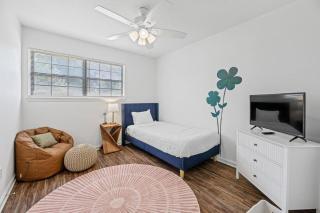 Tally's Sapphire Sleeps12 near FSU, Capitol, Golf Club with Game Room, Projector and Patio - Tallahassee - 4