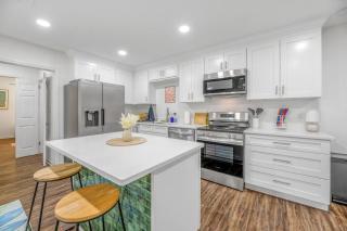 Tally's Sapphire Sleeps12 near FSU, Capitol, Golf Club with Game Room, Projector and Patio - Tallahassee - 2