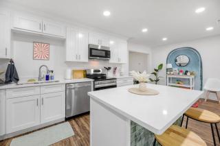 Tally's Sapphire Sleeps12 near FSU, Capitol, Golf Club with Game Room, Projector and Patio - Tallahassee - 1