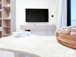 Chic 1-BR Apt & Balcony in Binghatti Heights - Dubai - 4