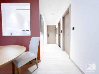 Chic 1-BR Apt & Balcony in Binghatti Heights - Dubai - 3