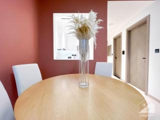 Chic 1-BR Apt & Balcony in Binghatti Heights - Dubai - 1