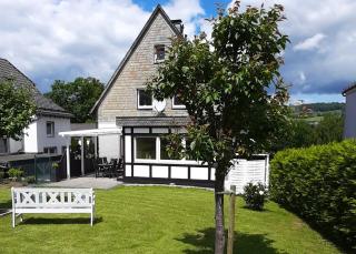 Landhaus Augenblicke in Olsberg - modernes Ferienhaus mit Garten - 0