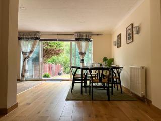 Willow Stream House - Spacious City Centre Riverside Home - FREE 2 Car Parking - 6