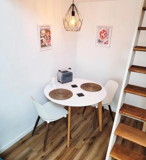 Modernes 1-Zimmer-Apartment mit Galerie-Schlafkoje im skandinavischen Stil - Ostenfeld - 2