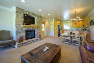 Lakeside Escape 1 BR with Resort Amenities - 4