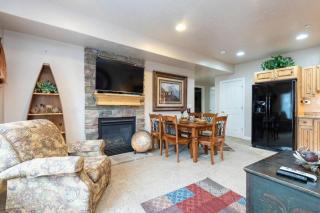 Lakeside Escape 2 BR with Hot Tub - Huntsville - 4