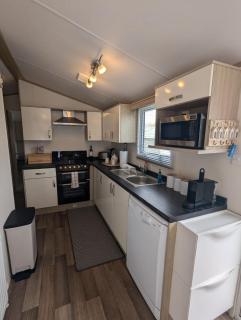 LOVELY BRIGHT AND AIRY CARAVAN ON THE 5 Star SHOREFIELD COUNTRY PARK ENTERTAINMENT PASSES INCLUDED - 4
