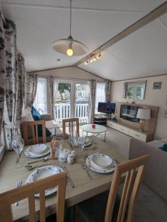LOVELY BRIGHT AND AIRY CARAVAN ON THE 5 Star SHOREFIELD COUNTRY PARK ENTERTAINMENT PASSES INCLUDED - 7