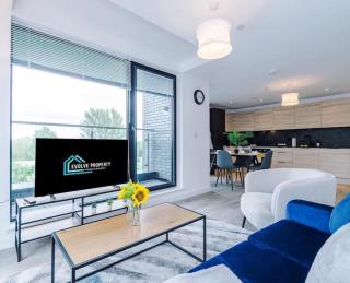 Sleeps 6, Stylish 2 Bedroom Apartment in Old Trafford, Balcony, Smart TVs, Long Term Disc - Manchester - 0